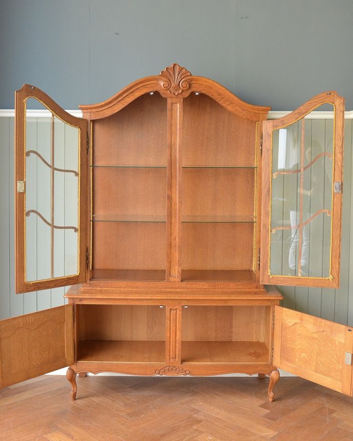 アンティークのキャビネット アンティーク家具 フランスの華やかなアンティーク家具、大きなガラスキャビネット(食器棚)。美しさだけじゃない!たっぷり収納アンティーク家具にはめずらしい日本の食器棚と同じようなデザイン。(j-2509-f)