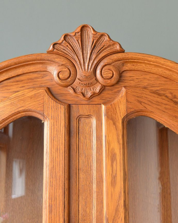 アンティークのキャビネット アンティーク家具 フランスの華やかなアンティーク家具、大きなガラスキャビネット(食器棚)。フランスらしい彫りフランスらしさの象徴とも言える、優雅な彫りの装飾。(j-2509-f)