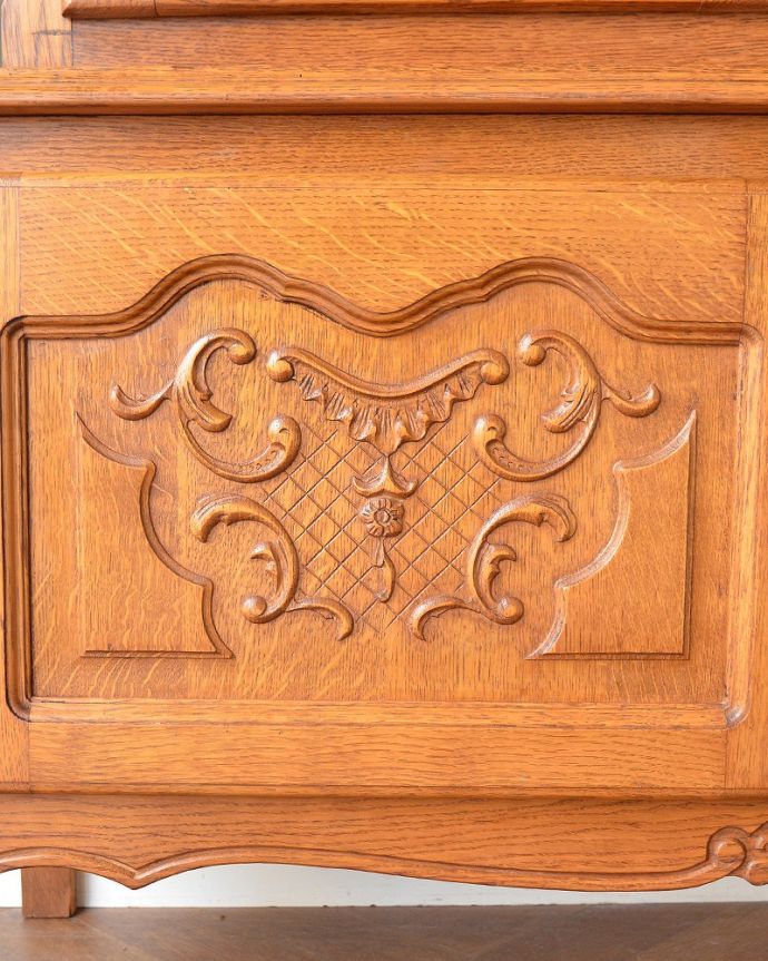 アンティークのキャビネット アンティーク家具 フランスの華やかなアンティーク家具、大きなガラスキャビネット(食器棚)。美しい彫にうっとり…フランスらしいデザイン彫りが描かれた扉。(j-2509-f)