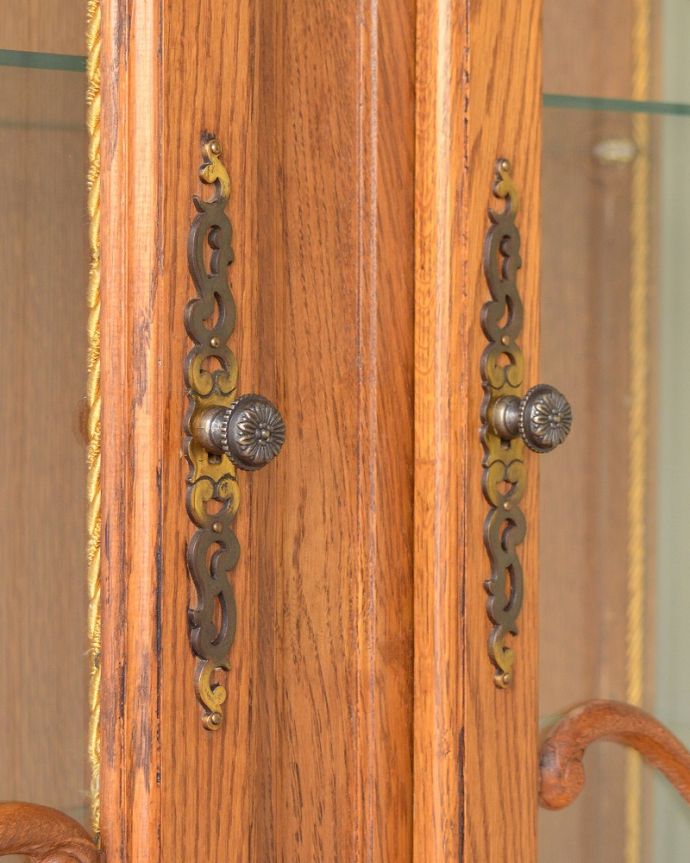 アンティークのキャビネット アンティーク家具 フランスの華やかなアンティーク家具、大きなガラスキャビネット(食器棚)。取っ手にもフランスらしさ芸術的に美しいの取っ手。(j-2509-f)