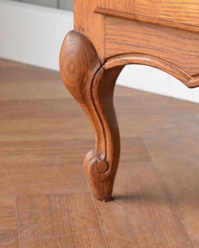 アンティークのキャビネット アンティーク家具 フランスの華やかなアンティーク家具、大きなガラスキャビネット(食器棚)。女性1人でラクラク運べちゃう仕掛けHandleのアンティークは、脚の裏にフェルトキーパーをお付けしています。(j-2509-f)