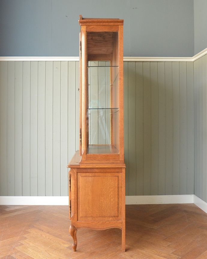 アンティークのキャビネット アンティーク家具 フランスの華やかなアンティーク家具、大きなガラスキャビネット(食器棚)。横顔だって色っぽい180度どの角度から見ても完璧なフランスのキャビネット。(j-2509-f)