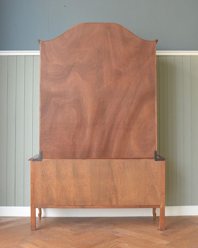 アンティークのキャビネット アンティーク家具 フランスの華やかなアンティーク家具、大きなガラスキャビネット(食器棚)。もちろん後ろ姿もアンティークは新品ではないので経年変化によるキズはありますが、専門の職人がキレイにお直しをしているので、後ろ姿もキレイなんです。(j-2509-f)