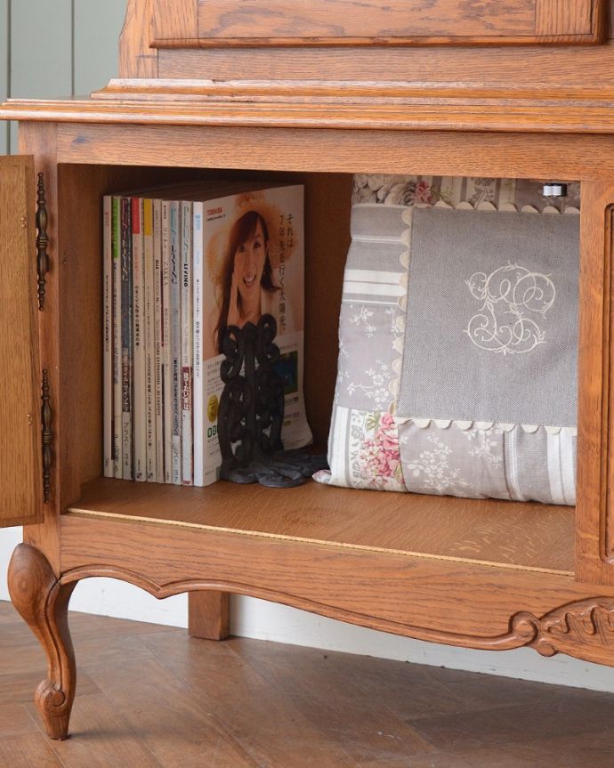 アンティークのキャビネット アンティーク家具 フランスの華やかなアンティーク家具、大きなガラスキャビネット(食器棚)。扉の中は収納たっぷりA4サイズの雑誌までしっかり収納出来ちゃう大きさ。(j-2509-f)