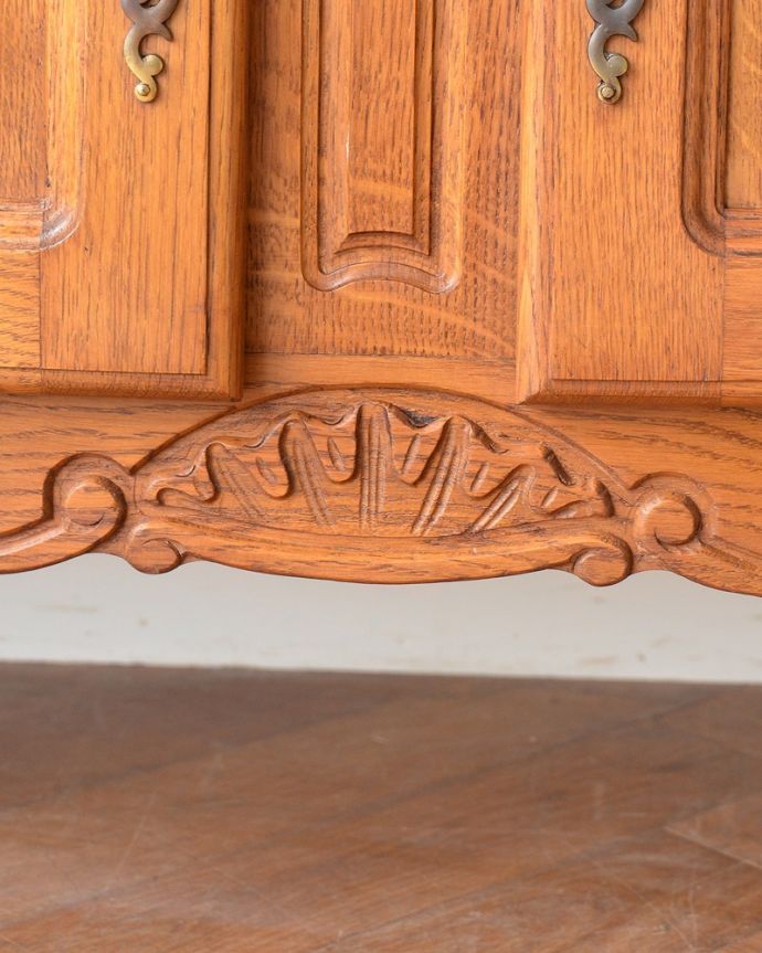 アンティークのキャビネット アンティーク家具 フランスの華やかなアンティーク家具、大きなガラスキャビネット(食器棚)。優雅なデザインまだ機械が発達していない時代に、どうやって造ったんだろう・・・。(j-2509-f)