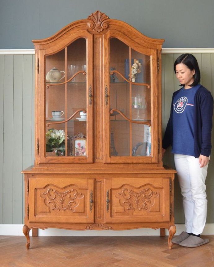 アンティークのキャビネット アンティーク家具 フランスの華やかなアンティーク家具、大きなガラスキャビネット(食器棚)。置いた瞬間、フランスらしい優雅さフランスらしい彫が美しい大きなサイズのキャビネット。(j-2509-f)
