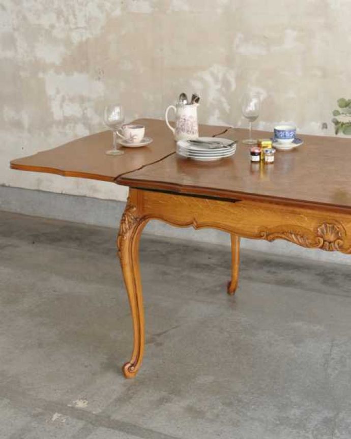 アンティークのテーブル アンティーク家具 フランス輸入の美しいアンティーク家具、ドローリーフテーブル(伸張式ダイニングテーブル) 。やっぱり脚の美しさが自慢なんです!一番最初に目に飛び込んでくるフレンチカブリオレレッグ。(j-2510-f)