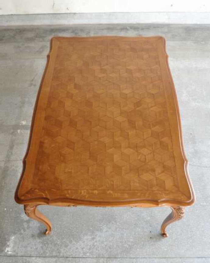 アンティークのテーブル アンティーク家具 フランス輸入の美しいアンティーク家具、ドローリーフテーブル(伸張式ダイニングテーブル) 。上から見るとこんな形リーフを開く前はこんな形です。(j-2510-f)