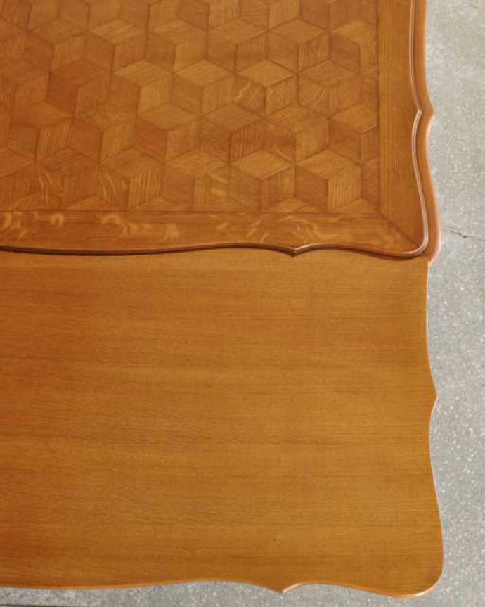 アンティークのテーブル アンティーク家具 フランス輸入の美しいアンティーク家具、ドローリーフテーブル(伸張式ダイニングテーブル) 。近づいて見てみると、さらに美しい天板の模様天板の模様だけでもステキに見えちゃうフランスらしいテーブルを使えば、毎日の食事の時間がなんだかスペシャルになります。(j-2510-f)