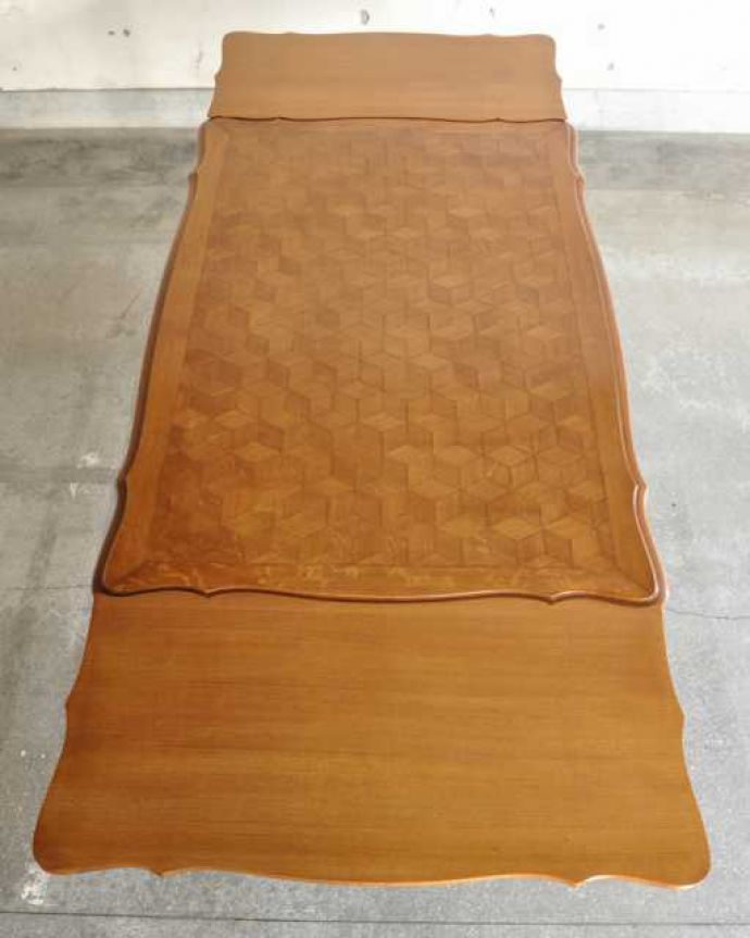 アンティークのテーブル アンティーク家具 フランス輸入の美しいアンティーク家具、ドローリーフテーブル(伸張式ダイニングテーブル) 。大きく広げてみると・・・両方のリーフを開くと、たっぷり使える天板の広さ。(j-2510-f)