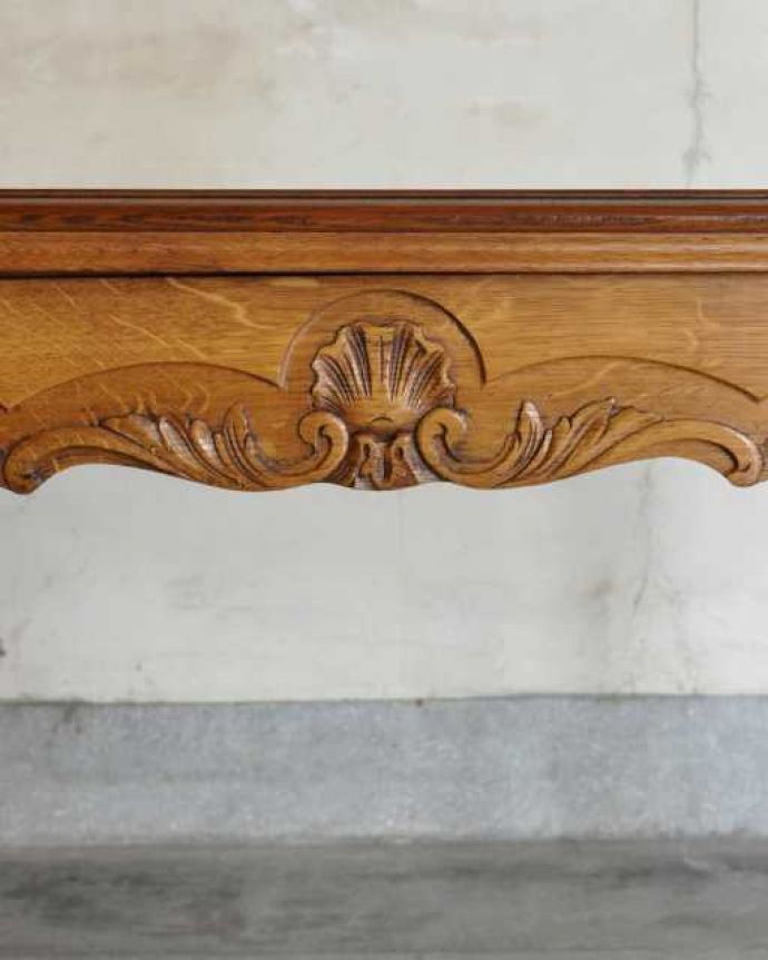 アンティークのテーブル アンティーク家具 フランス輸入の美しいアンティーク家具、ドローリーフテーブル(伸張式ダイニングテーブル) 。フランスらしい彫りフランスらしさの象徴とも言える、優雅な彫りの装飾。(j-2510-f)