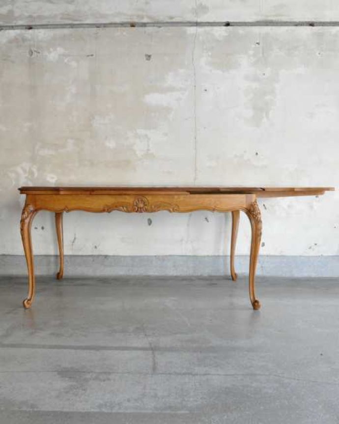 アンティークのテーブル アンティーク家具 フランス輸入の美しいアンティーク家具、ドローリーフテーブル(伸張式ダイニングテーブル) 。片方だけ開いても・・・人数に合わせて、3タイプで大きさを選べるので、片方だけ開くと、こんな感じです。(j-2510-f)