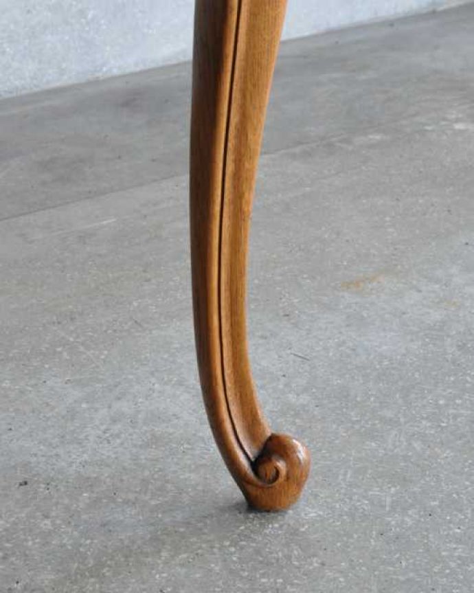 アンティークのテーブル アンティーク家具 フランス輸入の美しいアンティーク家具、ドローリーフテーブル(伸張式ダイニングテーブル) 。持ち上げなくても移動できます!Handleのアンティークは、脚の裏にフェルトキーパーをお付けしていますので、持ち上げなくても床を滑らせて移動させることが出来ます。(j-2510-f)