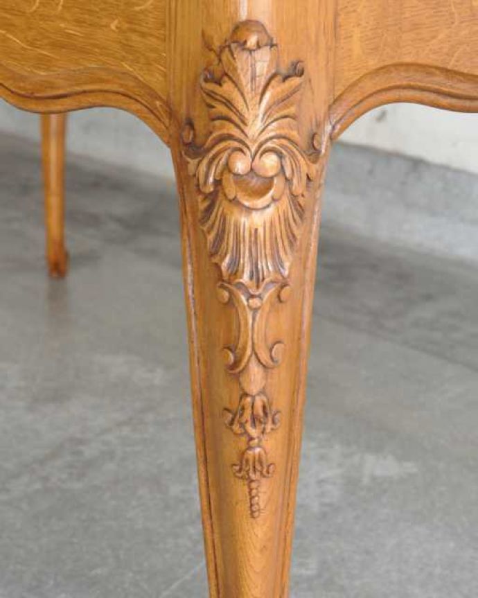 アンティークのテーブル アンティーク家具 フランス輸入の美しいアンティーク家具、ドローリーフテーブル(伸張式ダイニングテーブル) 。うっとりする美しさアンティークだから手に入る美しい彫。(j-2510-f)