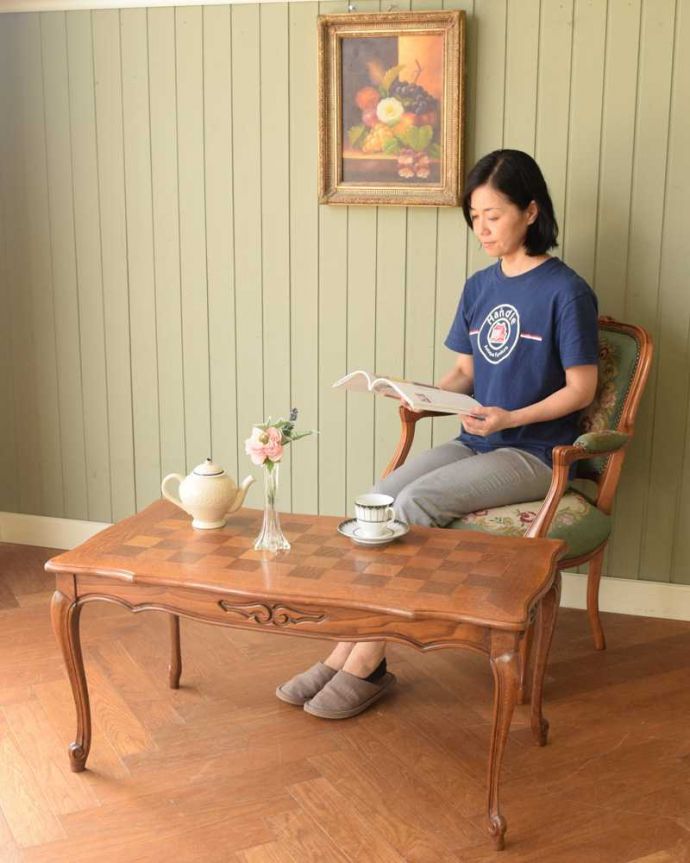 アンティークのテーブル　アンティーク家具　フランスで見つけたパーケットリーのアンティークコーヒーテーブル。フランスらしい優雅な時間もお届けします。(j-2511-f)