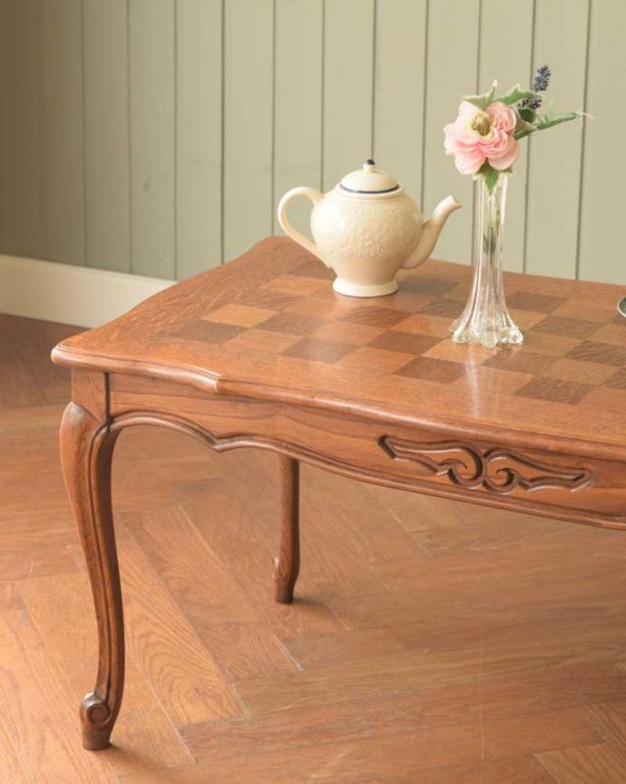 アンティークのテーブル　アンティーク家具　フランスで見つけたパーケットリーのアンティークコーヒーテーブル。やっぱり自慢はこの脚線美一番最初に目に飛び込んでくるフレンチカブリオレレッグ。(j-2511-f)