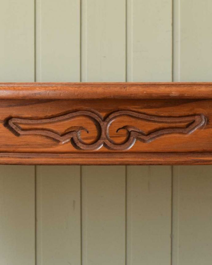 アンティークのテーブル　アンティーク家具　フランスで見つけたパーケットリーのアンティークコーヒーテーブル。美しい彫にもうっとり…さりげなく施された彫。(j-2511-f)