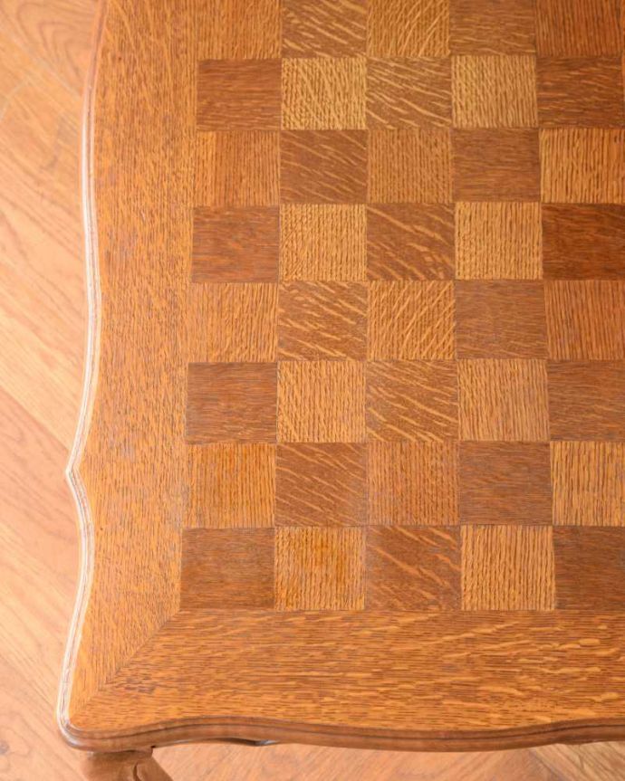 アンティークのテーブル　アンティーク家具　フランスで見つけたパーケットリーのアンティークコーヒーテーブル。近づいてみると…アンティークはもちろん新品ではないので小さなキズや汚れはありますが、キレイにお直ししたので満足して頂ける自信があります！。(j-2511-f)