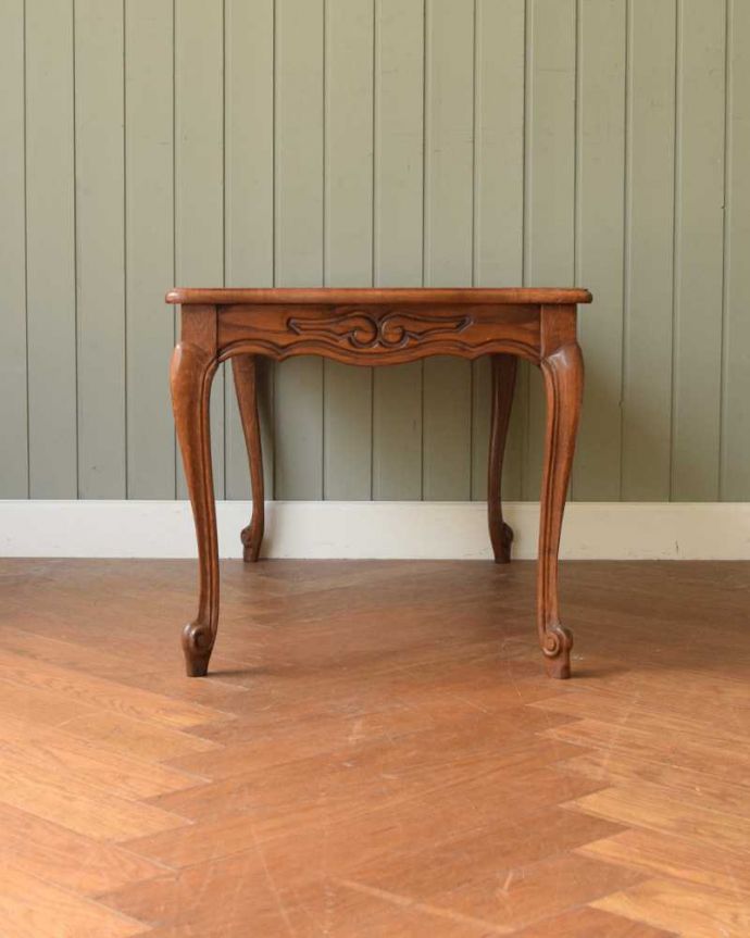 アンティークのテーブル　アンティーク家具　フランスで見つけたパーケットリーのアンティークコーヒーテーブル。こちら側も、もちろんキレイです！アンティークは新品ではないので、もちろん経年変化によるキズはありますが、専門の職人がキレイにお直しをしているので、後ろ姿までキレイです。(j-2511-f)