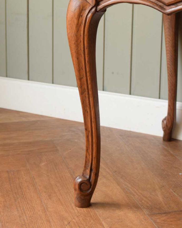 アンティークのテーブル　アンティーク家具　フランスで見つけたパーケットリーのアンティークコーヒーテーブル。持ち上げなくても移動できます！Handleのアンティークは、脚の裏にフェルトキーパーをお付けしていますので、床を滑らせてれば移動が簡単です。(j-2511-f)