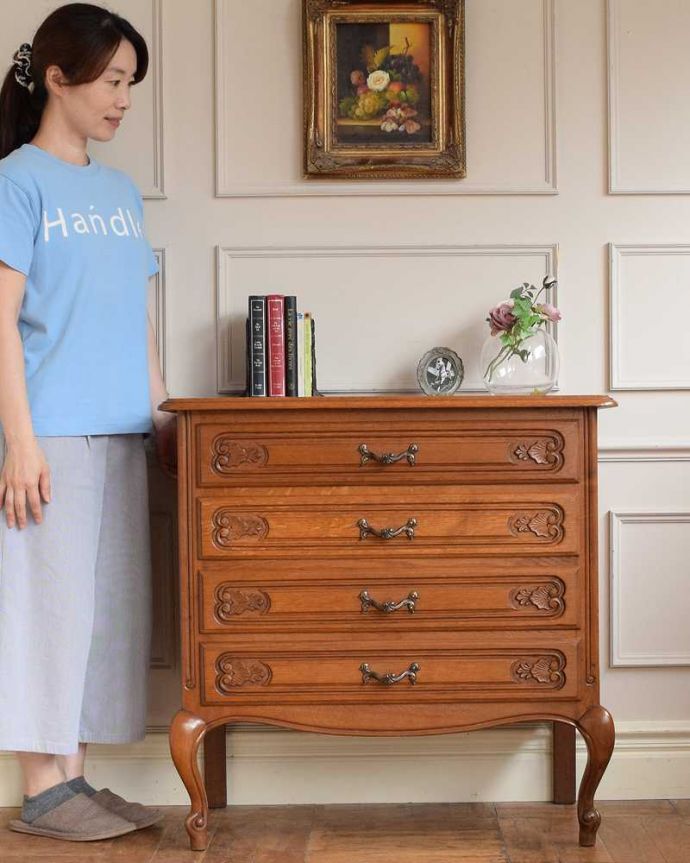 アンティークのチェスト アンティーク家具 フレンチスタイルの優雅なアンティーク家具、4段チェスト。長くて美しい脚に思わずうっとり・・・フランスのアンティーク家具らしく長くて優雅な脚線美のチェスト。(j-2512-f)