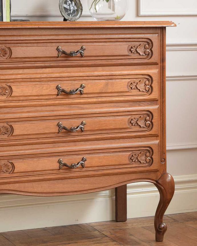 アンティークのチェスト アンティーク家具 フレンチスタイルの優雅なアンティーク家具、4段チェスト。収納だけじゃなく見て楽しむチェストチェストと言っても収納だけじゃなく見た目が素敵なんです。(j-2512-f)