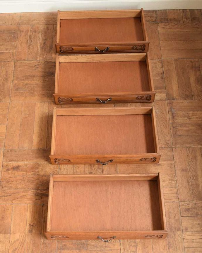 アンティークのチェスト アンティーク家具 フレンチスタイルの優雅なアンティーク家具、4段チェスト。実用的にチェストとして使いましょう!アンティーク家具と言えども家具。(j-2512-f)