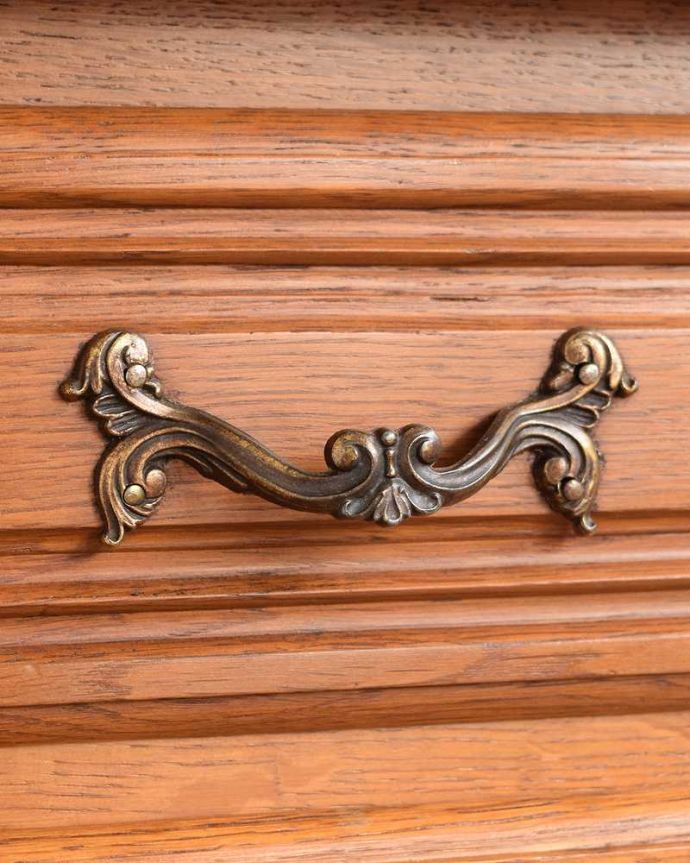 アンティークのチェスト アンティーク家具 フレンチスタイルの優雅なアンティーク家具、4段チェスト。開ける度にワクワクする取っ手フランスらしい優雅なデザインの取っ手。(j-2512-f)