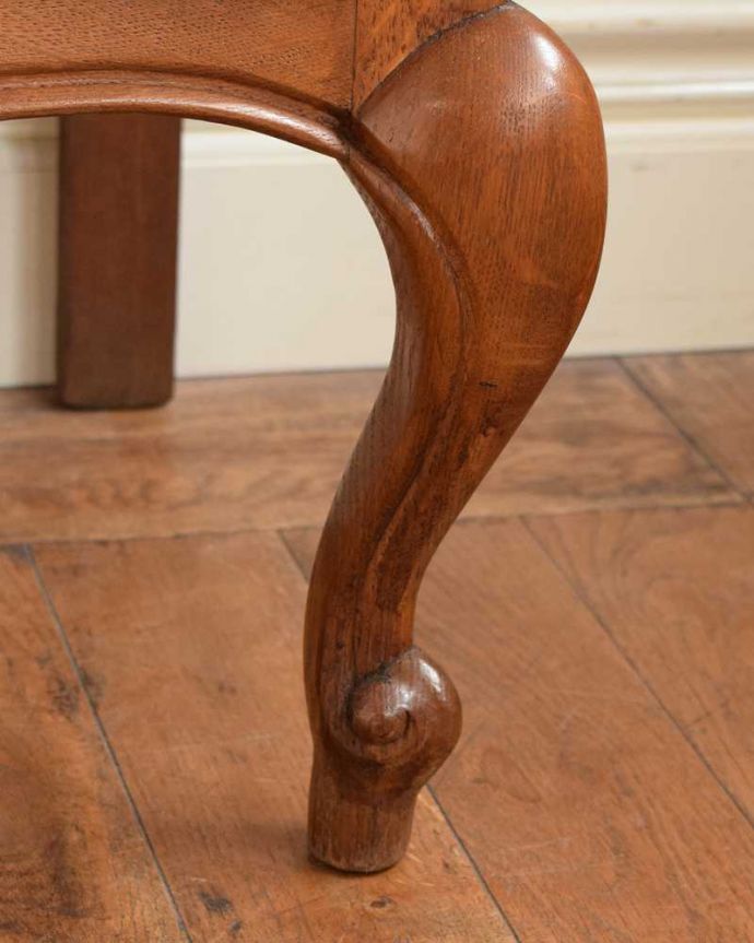 アンティークのチェスト アンティーク家具 フレンチスタイルの優雅なアンティーク家具、4段チェスト。女性1人でラクラク運べちゃう仕掛けHandleのアンティークは、脚の裏にフェルトキーパーをお付けしています。(j-2512-f)