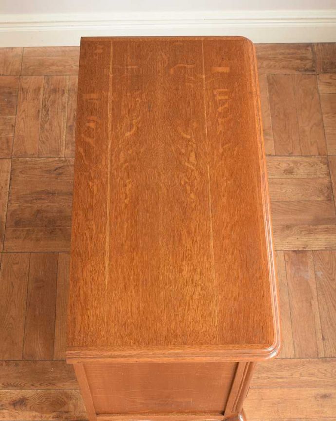 アンティークのチェスト アンティーク家具 フレンチスタイルの優雅なアンティーク家具、4段チェスト。何を置こうかな・・・?チェストを上から見るとこんな形です。(j-2512-f)