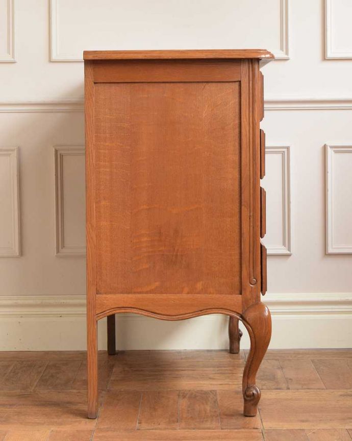 アンティークのチェスト アンティーク家具 フレンチスタイルの優雅なアンティーク家具、4段チェスト。横から見てもステキ横から見るとこんな感じ。(j-2512-f)