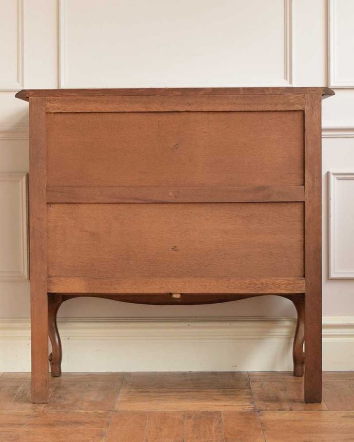 アンティークのチェスト アンティーク家具 フレンチスタイルの優雅なアンティーク家具、4段チェスト。修復したので後姿もキレイですアンティークは新品ではないので、もちろん経年変化によるキズはありますが、専門の職人が修復しています。(j-2512-f)