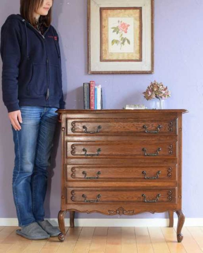 アンティークのチェスト アンティーク家具 アンティーク家具のチェスト、優雅な猫脚のフレンチチェスト(ドロワー)。長くて美しい脚に思わずうっとり・・・フランスのアンティーク家具らしく長くて優雅な脚線美のチェスト。(j-2513-f)