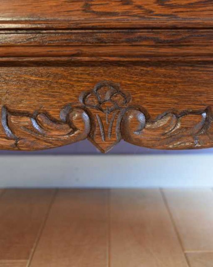 アンティークのチェスト アンティーク家具 アンティーク家具のチェスト、優雅な猫脚のフレンチチェスト(ドロワー)。フランスらしい彫りフランスらしさの象徴とも言える、優雅な彫りの装飾。(j-2513-f)
