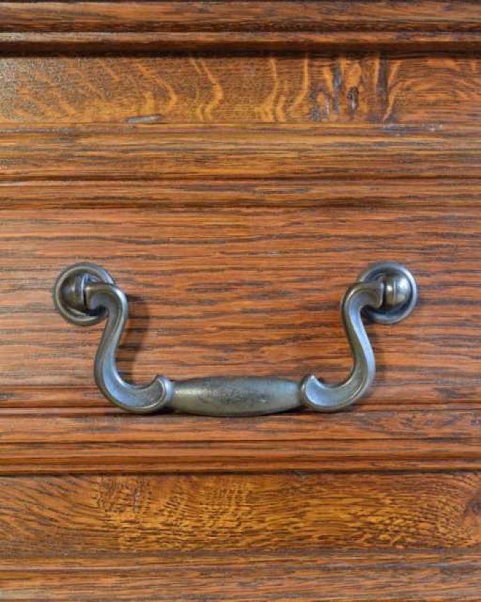 アンティークのチェスト アンティーク家具 アンティーク家具のチェスト、優雅な猫脚のフレンチチェスト(ドロワー)。開ける度にワクワクする取っ手フランスらしい優雅なデザインの取っ手。(j-2513-f)