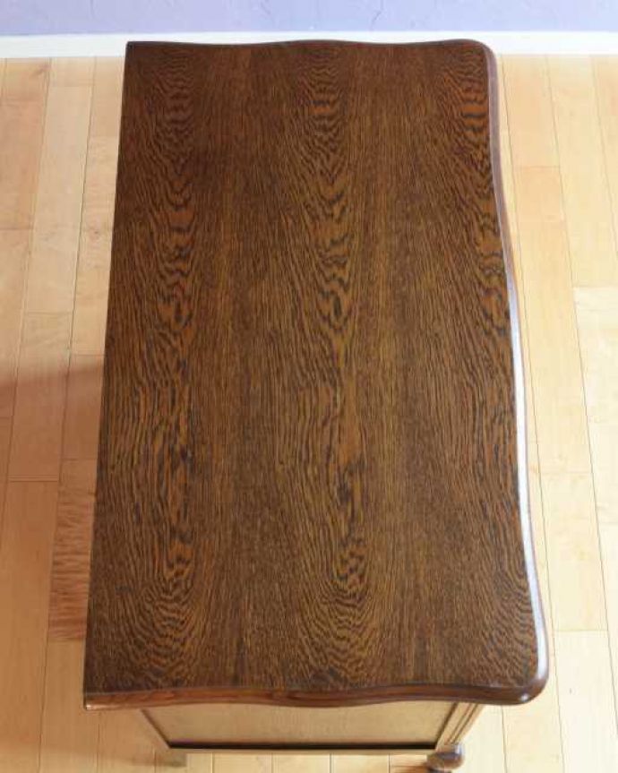 アンティークのチェスト アンティーク家具 アンティーク家具のチェスト、優雅な猫脚のフレンチチェスト(ドロワー)。何を置こうかな・・・?チェストを上から見るとこんな形です。(j-2513-f)