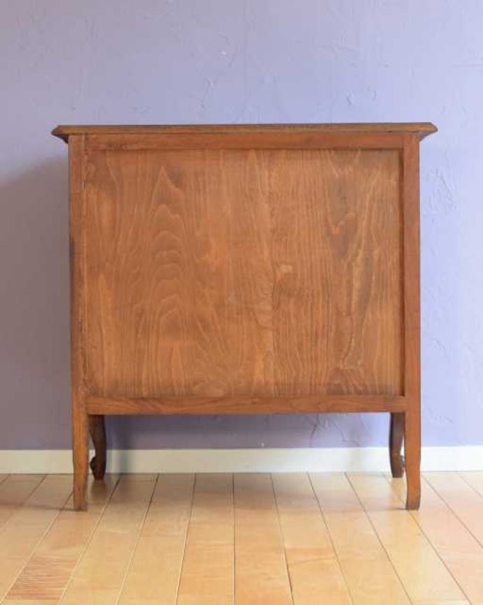 アンティークのチェスト アンティーク家具 アンティーク家具のチェスト、優雅な猫脚のフレンチチェスト(ドロワー)。修復したので後姿もキレイですアンティークは新品ではないので、もちろん経年変化によるキズはありますが、専門の職人が修復しています。(j-2513-f)