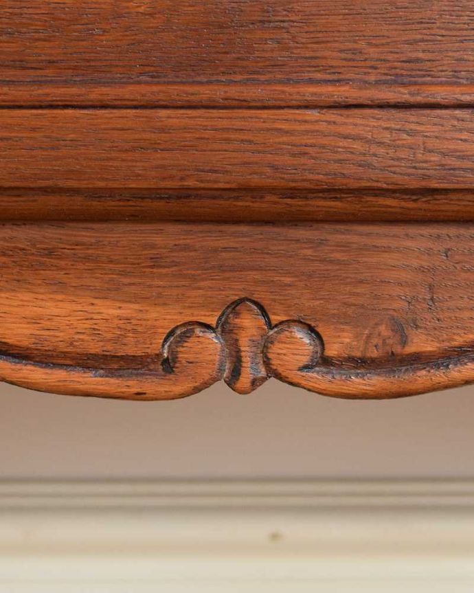 アンティークのチェスト　アンティーク家具　南仏スタイルのアンティーク家具、猫脚が美しいチェスト（タンス）。フランスらしい彫りフランスらしさの象徴とも言える、優雅な彫りの装飾。(j-2514-f)