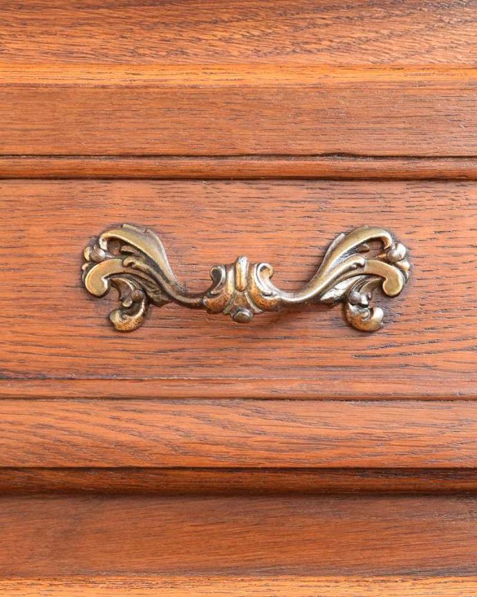 アンティークのチェスト　アンティーク家具　南仏スタイルのアンティーク家具、猫脚が美しいチェスト（タンス）。開ける度にワクワクする取っ手フランスらしい優雅なデザインの取っ手。(j-2514-f)