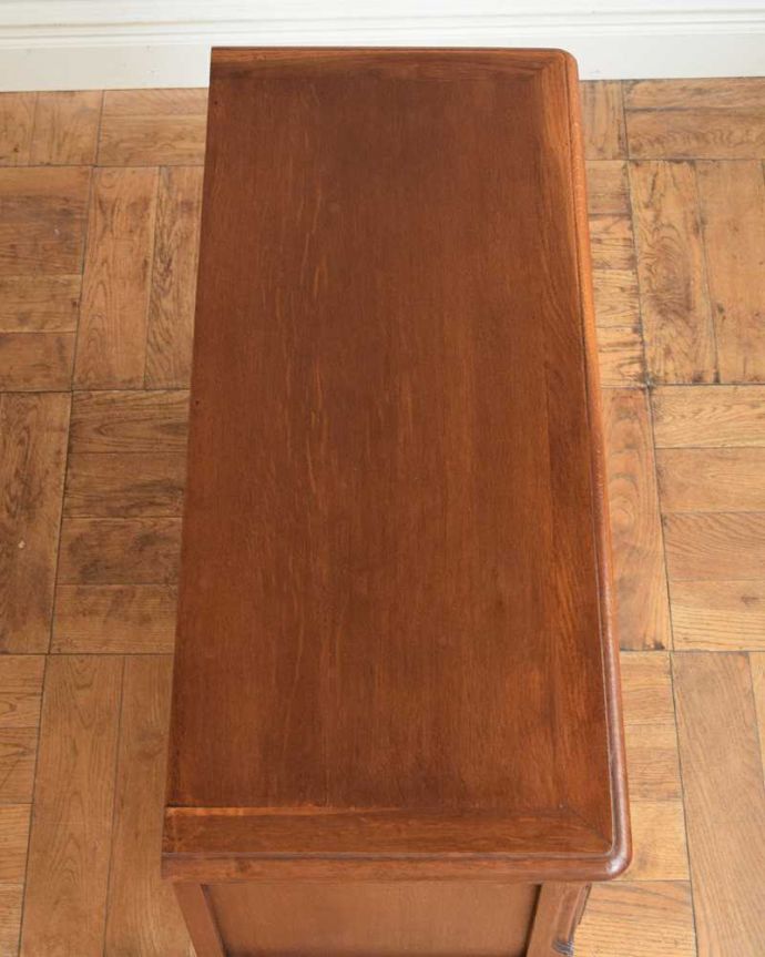 アンティークのチェスト　アンティーク家具　南仏スタイルのアンティーク家具、猫脚が美しいチェスト（タンス）。何を置こうかな･･･？チェストを上から見るとこんな形です。(j-2514-f)