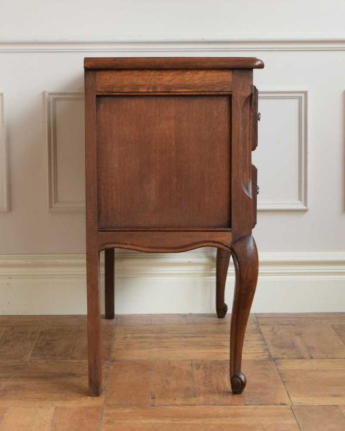 アンティークのチェスト　アンティーク家具　南仏スタイルのアンティーク家具、猫脚が美しいチェスト（タンス）。横から見てもステキ横から見るとこんな感じ。(j-2514-f)