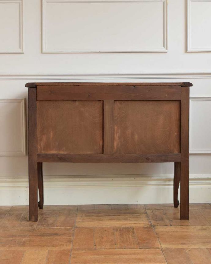 アンティークのチェスト　アンティーク家具　南仏スタイルのアンティーク家具、猫脚が美しいチェスト（タンス）。修復したので後姿もキレイですアンティークは新品ではないので、もちろん経年変化によるキズはありますが、専門の職人が修復しています。(j-2514-f)