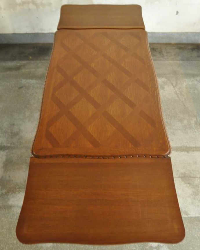 アンティークのテーブル アンティーク家具 フランス輸入の美しいアンティーク家具、ドローリーフテーブル(伸張式ダイニングテーブル)。大きく広げてみると・・・両方のリーフを開くと、たっぷり使える天板の広さ。(j-2515-f)