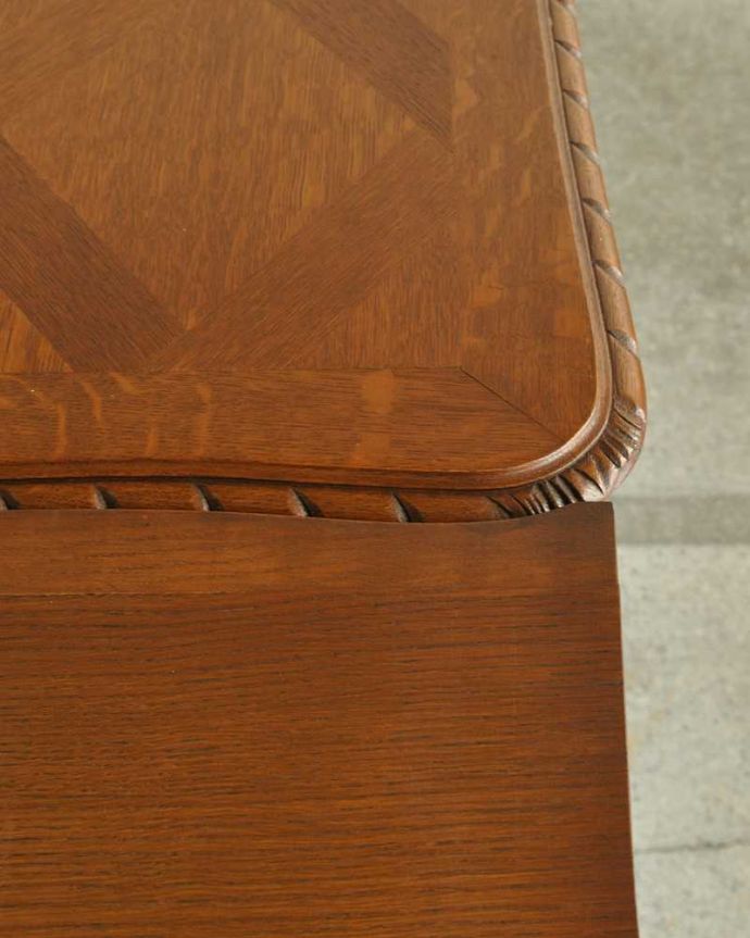 アンティークのテーブル アンティーク家具 フランス輸入の美しいアンティーク家具、ドローリーフテーブル(伸張式ダイニングテーブル)。近づいて見てみると、さらに美しい天板の模様天板の模様だけでもステキに見えちゃうフランスらしいテーブルを使えば、毎日の食事の時間がなんだかスペシャルになります。(j-2515-f)