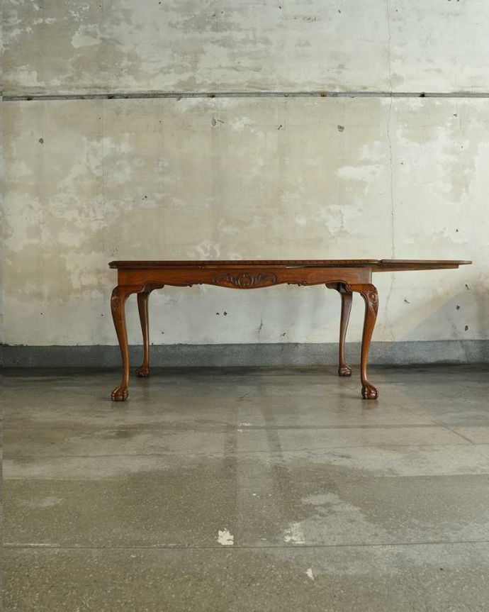 アンティークのテーブル アンティーク家具 フランス輸入の美しいアンティーク家具、ドローリーフテーブル(伸張式ダイニングテーブル)。片方だけ開いても・・・人数に合わせて、3タイプで大きさを選べるので、片方だけ開くと、こんな感じです。(j-2515-f)