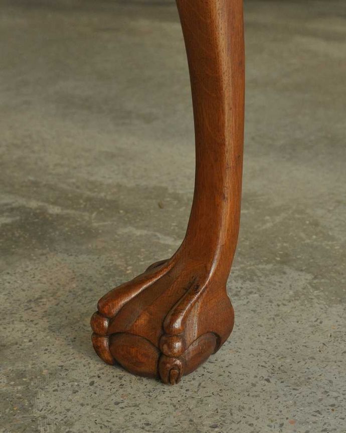 アンティークのテーブル アンティーク家具 フランス輸入の美しいアンティーク家具、ドローリーフテーブル(伸張式ダイニングテーブル)。持ち上げなくても移動できます!Handleのアンティークは、脚の裏にフェルトキーパーをお付けしていますので、持ち上げなくても床を滑らせて移動させることが出来ます。(j-2515-f)