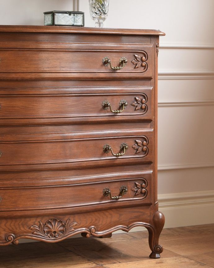 アンティークのチェスト　アンティーク家具　南仏スタイルのアンティーク家具、優雅なフォルムのフレンチチェスト（ドロワー）。収納だけじゃなく見て楽しむチェストチェストと言っても収納だけじゃなく見た目が素敵なんです。(j-2516-f)
