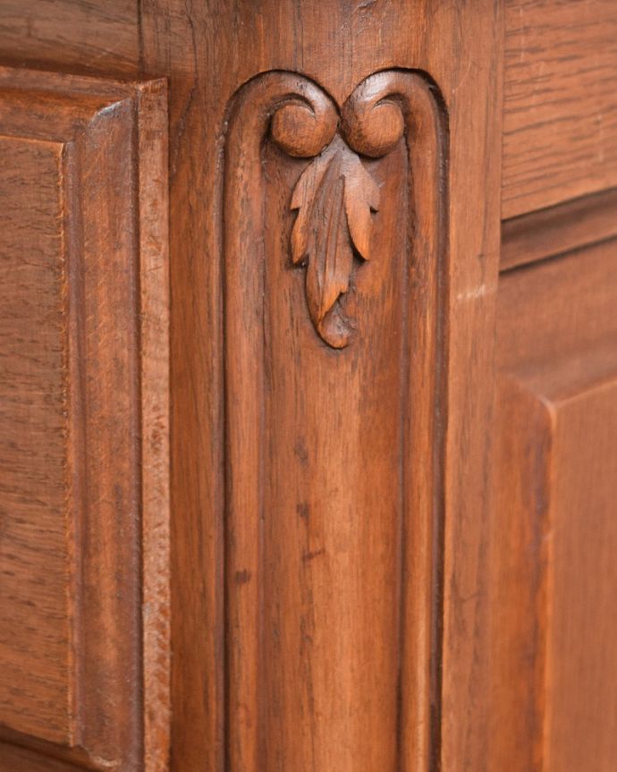 アンティークのチェスト　アンティーク家具　南仏スタイルのアンティーク家具、優雅なフォルムのフレンチチェスト（ドロワー）。フランスらしい彫りフランスらしさの象徴とも言える、優雅な彫りの装飾。(j-2516-f)