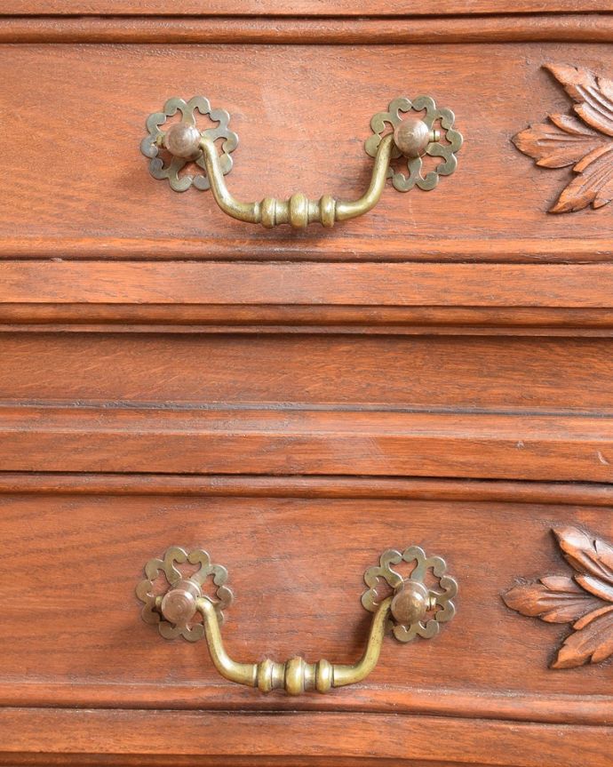 アンティークのチェスト　アンティーク家具　南仏スタイルのアンティーク家具、優雅なフォルムのフレンチチェスト（ドロワー）。開ける度にワクワクする取っ手フランスらしい優雅なデザインの取っ手。(j-2516-f)