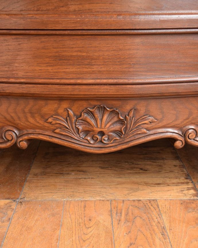 アンティークのチェスト　アンティーク家具　南仏スタイルのアンティーク家具、優雅なフォルムのフレンチチェスト（ドロワー）。優雅なデザインまだ機械が発達していない時代に、どうやって造ったんだろう･･･。(j-2516-f)